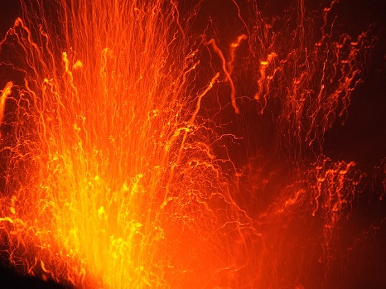 «Огонь, который льется с неба»: в Италии уже есть первые жертвы извержения Стромболи